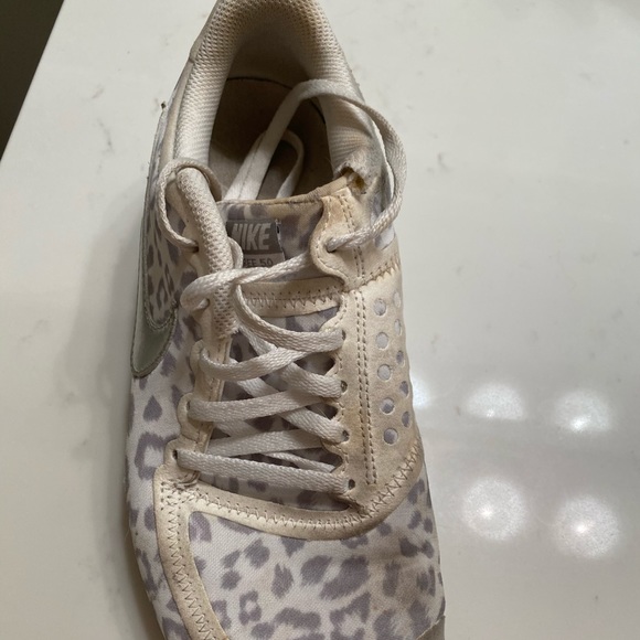 Women’s Nike Cheetah Print Running Shoes - Picture 6 of 7